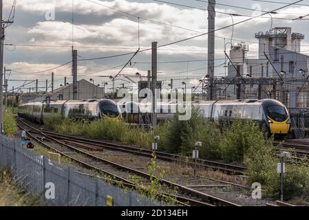 Train électrique inclinable Avanti Pendolino. Trois trains Penolino dans les quais de la gare de Warrington Bank Quay. Remise Avanti. Banque D'Images