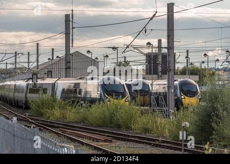 Train électrique inclinable Avanti Pendolino. Trois trains Penolino dans les quais de la gare de Warrington Bank Quay. Remise Avanti. Banque D'Images