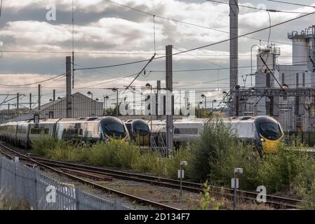 Train électrique inclinable Avanti Pendolino. Trois trains Penolino dans les quais de la gare de Warrington Bank Quay. Remise Avanti. Banque D'Images