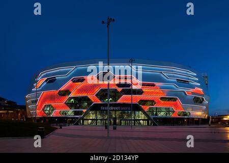 Leeds Arena, illuminé la nuit, West Yorkshire, nord de l'Angleterre, Royaume-Uni Banque D'Images