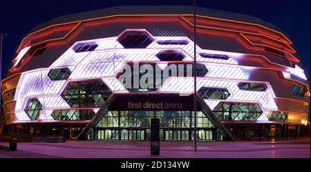 Leeds Arena, illuminé la nuit, West Yorkshire, nord de l'Angleterre, Royaume-Uni Banque D'Images