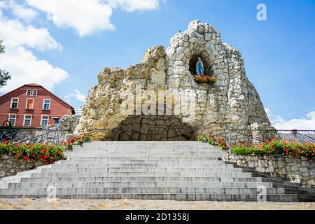 ST. ANNE'S MOUNTAIN, POLOGNE - 29 juin 2019 : sur la pente nord de la montagne Sainte-Anne, vous trouverez une descente abrupte vers la grotte de Lurdzka. Banque D'Images