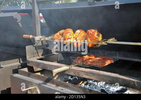 Cuisson de la viande sur un feu avec une brochette et un porte-fil. Barbecue. Banque D'Images