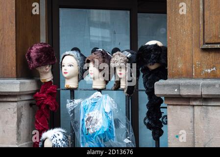 Chapeaux sur des têtes de mannequin dans un stand de rue de Chester Abri de la rue Eastgate dans une alcôve de fenêtre Banque D'Images