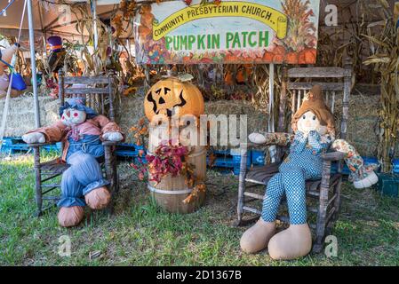 Deux épouvantails de ragdoll accueillent les visiteurs au Pumpkin Patch pendant Halloween à Celebration, Floride Banque D'Images