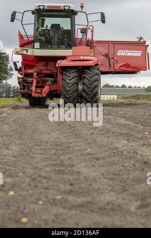 HOGE HEXEL, PAYS-BAS - 30 août 2020 : vue frontale à angle bas de la récolteuse de pommes de terre de machines lourdes dans les terres agricoles prêtes à récolter la récolte. Agricul Banque D'Images