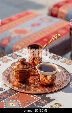 Café bosniaque noir traditionnel dans une belle cezve de cuivre sur le Table dans la vieille ville de Sarajevo Banque D'Images