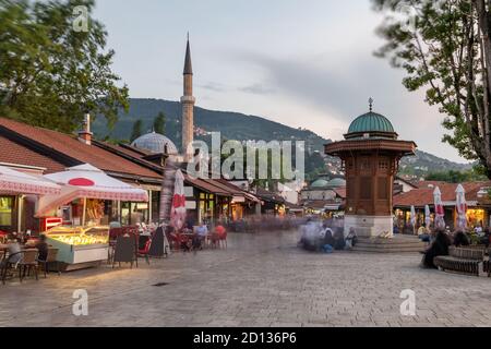 Place Bascarsija avec fontaine en bois Sebilj dans la vieille ville de Sarajevo En BiH Banque D'Images