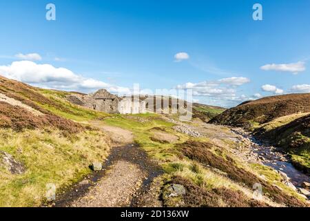 C'est les ruines de l'ancien moulin à éperlan de la mine de plomb à Swaledale, près du village de Gunnerside, dans les Dales du Yorkshire du Nord. Banque D'Images