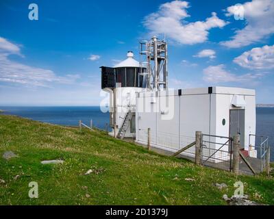 Le phare automatique point of Fethaland sur le coût nord de Northmavine, Shetland, Écosse, Royaume-Uni, construit pour guider les pétroliers jusqu'au terminal pétrolier de su Banque D'Images