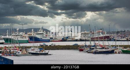 Avec la marina en premier plan, les bateaux de la flotte de pêche pélagique Whalsay amarrés derrière et le NorthLink Ferry au terminal Holmsgarth, a Banque D'Images