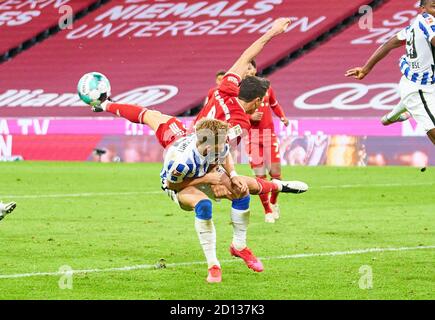 Football Munich - Hertha, Munich 04 octobre 2020. Foul zum 11m: Maximilien MITTELSTÄDT, Hertha 17 détention déloyale contre Robert LEWANDOWSKI, FCB 9 FC BAYERN MUENCHEN - HERTHA BSC BERLIN 1.Ligue allemande de football, Munich, 04 octobre 2020. Saison 2020/2021, match jour 03, FCB, München, Munich © Peter Schatz / Alamy Live News - la RÉGLEMENTATION DFL INTERDIT TOUTE UTILISATION DE PHOTOGRAPHIES comme SÉQUENCES D'IMAGES et/ou QUASI-VIDÉO - Banque D'Images