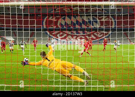 Football Munich - Hertha, Munich 04 octobre 2020. Robert LEWANDOWSKI, FCB 9 pénalité contre Alexander SCHWOLOW, Hertha 1 , 4-3 but après le foul, Maximilien MITTELSTÄDT, Hertha 17 FC BAYERN MUENCHEN - HERTHA BSC BERLIN 4-3 1.Ligue allemande de soccer , Munich, 04 octobre 2020. Saison 2020/2021, match jour 03, FCB, München, Munich © Peter Schatz / Alamy Live News - la RÉGLEMENTATION DFL INTERDIT TOUTE UTILISATION DE PHOTOGRAPHIES comme SÉQUENCES D'IMAGES et/ou QUASI-VIDÉO - Banque D'Images