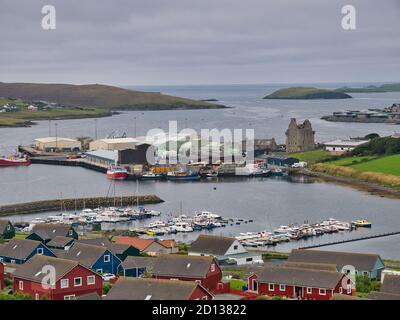 La ville, le château et le port de Scalloway à Shetland, Écosse, Royaume-Uni - la ville était la vieille capitale de Shetland et est la plus grande colonie du Nord Banque D'Images