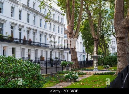 Immobilier, Wellington Square, Chelsea, Londres, SW3 4NR, parc privé et jardin de clés, le n° 30 était la maison fictive de James Bond, maisons de ville du XIXe siècle Banque D'Images