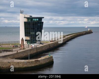 Conçu par SMC Parr Architects, le bâtiment en verre du Centre des opérations maritimes du port d'Aberdeen, en Écosse, au Royaume-Uni. Banque D'Images