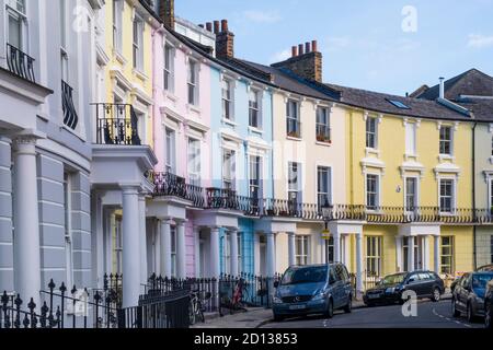 Royaume-Uni, Londres, Primrose Hill, croissant Chalcot, maison de ville colorée. Utilisé comme emplacement de film pour la maison de Paddington Bear Banque D'Images