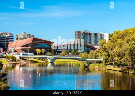 Adélaïde, Australie méridionale - 23 février 2020 : vue d'ensemble de la ville avec le centre des congrès d'Adélaïde au milieu de la rivière Torrens, en une journée Banque D'Images