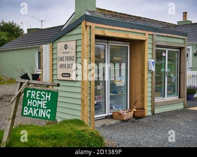 Réfrigérateur à gâteaux près d'Aith sur Mainland, Shetland, Écosse Royaume-Uni - les gens qui passent peuvent acheter des produits et laisser leur argent dans une boîte d'honnêteté Banque D'Images