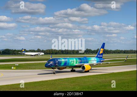 Munich, Allemagne - septembre 19. 2019 : Icelandair Boeing 757-256 avec l'immatriculation de l'avion TF-FIU est en train de descendre sur la runwa du nord Banque D'Images