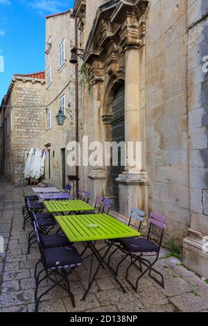 Tables vides au café invitant les touristes dans la vieille ville de Dubrovnik, Dubrovnik, Croatie Banque D'Images