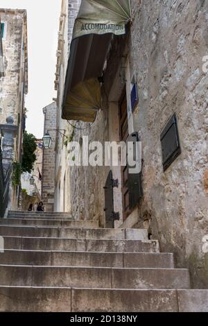 Des marches et des bâtiments historiques en calcaire, une architecture dans la vieille ville de Dubrovnik, protégée par l'UNESCO, en Croatie Banque D'Images