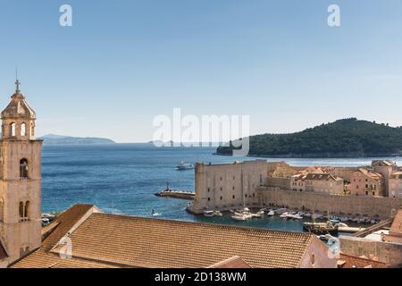 Vue sur la tour de l'église du monastère dominicain et la mer Adriatique, la vieille ville de Dubrovnik, Dalmatie, Croatie Banque D'Images