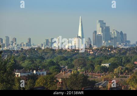 Londres, vue sur les gratte-ciels du quartier financier de la City de Londres de l'autre côté du parc Banque D'Images