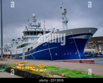 Avec des filets de pêche au premier plan, le Zephyr (LK394) amarrait au port de Lerwick, un chalutier de milieu d'eau construit en 2019 Banque D'Images