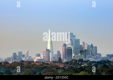 Londres, vue sur les gratte-ciels du quartier financier de la City de Londres de l'autre côté du parc Banque D'Images