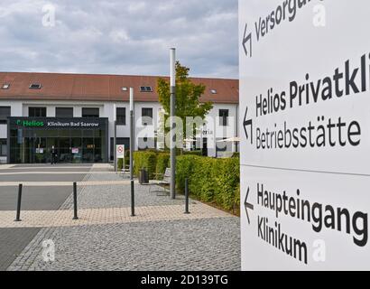 Bad Saarow, Allemagne. 05e octobre 2020. L'entrée principale de la clinique Helios. Après une épidémie de virus corona à l'Helios-Klinikum à Bad Saarow (Oder-Spree), l'hôpital n'accepte pas de nouveaux patients. Le ministère de la Santé du Brandebourg a émis samedi un arrêt d'admission, selon le porte-parole Hesse. Les patients ne seraient pas non plus transférés dans d'autres hôpitaux. Selon les informations de la clinique, 25 cas positifs sont connus jusqu'à présent. Le suivi des contacts et des enquêtes sur l'éclosion sur place était en cours. Credit: Patrick Pleul/dpa-Zentralbild/ZB/dpa/Alay Live News Banque D'Images