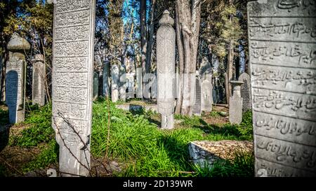 Istanbul, Turquie - 05 avril 2014 : le pouf sultan historique ancienne tombe dans le cimetière d'Eyup, Istanbul, Turquie Banque D'Images
