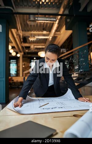 Une jeune femme attentionnée se montre à l'écoute de son dessin Banque D'Images