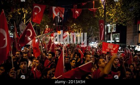 Istanbul, Turquie - octobre 2012: Célébration du peuple turc Journée de la République à Istanbul avec des drapeaux turcs et des photos d'Ataturk, le fondateur de Modern T. Banque D'Images