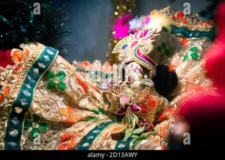 Idole du seigneur de dieu hindou Krishna décorée à la maison L'occasion de Janmashtami Banque D'Images