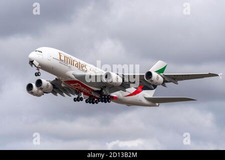 Emirates Airbus A380 avion-avion A6-EUV décollage par mauvais temps de l'aéroport de Londres Heathrow, Royaume-Uni. Super jumbo contre les nuages Banque D'Images