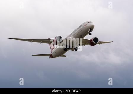 Virgin Atlantic Boeing 787 Dreamliner avion de ligne G-VCRU décollage par mauvais temps de l'aéroport de Londres Heathrow, Royaume-Uni. Nommé Olivia Rae Banque D'Images