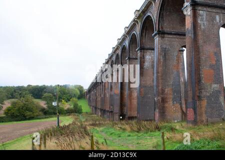 Vue inclinée du Viaduc par temps de pluie Banque D'Images