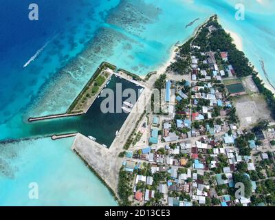 Maldive Mathiveri vue aérienne du dessus de l'île tropicale Banque D'Images