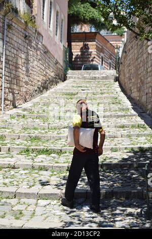 J'ai pris cette photo franche d'un vieux turc sur son chemin pour prier dans la mosquée, pendant que je me promenais dans les rues d'Istanbul. Banque D'Images