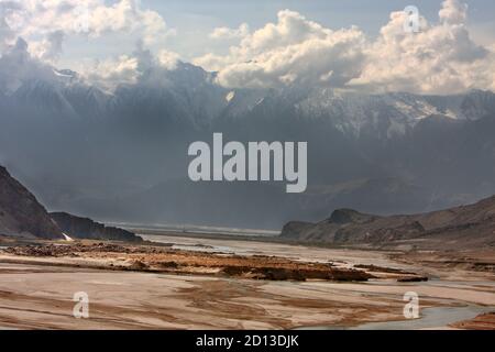 Rallye de jeep sarfanaga dans le désert froid du shigar dans les régions du nord du gilgit baltistan, Pakistan Banque D'Images