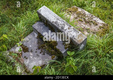 Très vieux cimetière juif abandonné près du village de Trstin, Slovaquie Banque D'Images