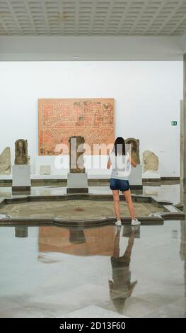 Séville, Espagne - 7 juillet 2018 : jeune femme visitant le musée archéologique de Séville, Andalousie, Espagne Banque D'Images