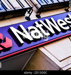 Londres, Royaume-Uni, octobre 05 2020, High Street Branch de NatWest Retail Bank, gros plan logo et signe sans personne Banque D'Images