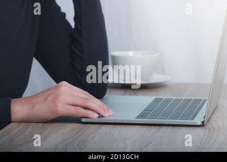 Image rognée d'une main masculine travaillant sur un ordinateur. Marketing Internet, finance, business concept. Banque D'Images