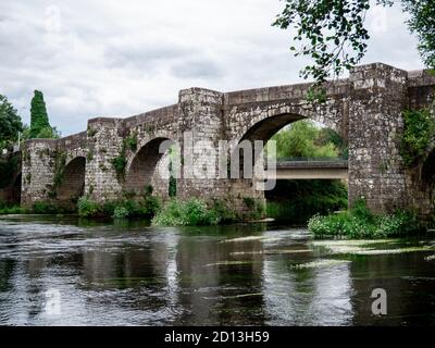 Pont médiéval de Pontevea au-dessus de la rivière Ulla en Galice, Espagne Banque D'Images