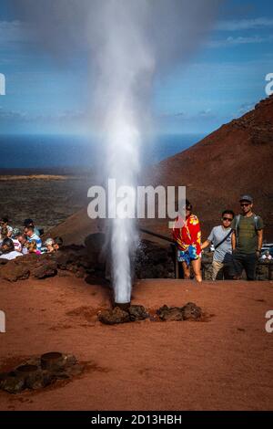 Geyser à vapeur dans le parc national de Timanfaya, Lanzarote, sur les îles Canaries Banque D'Images