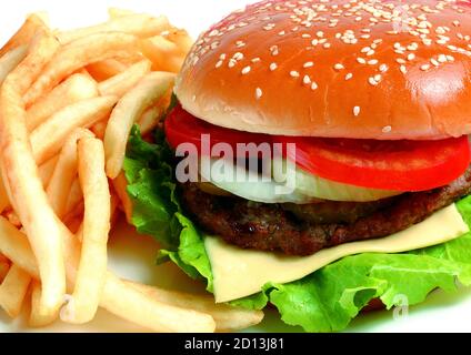 Hamburger et frites dans un bol, nappe. Mangez avec du ketchup. Gros plan de photos professionnelles pour les hôtels, carte de menu de restaurant, impression de flyers... Banque D'Images