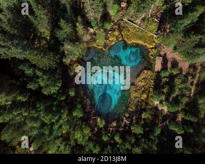 Lac Geyser avec des sources thermales Banque D'Images