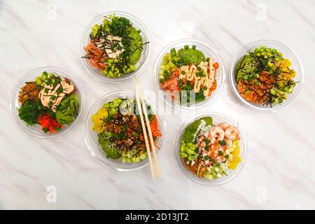 Cuisine japonaise vue d'en haut, poke bols Banque D'Images